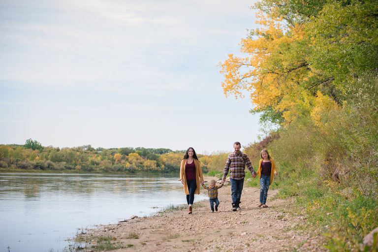 saskatoon saskatchewan river fall family photography