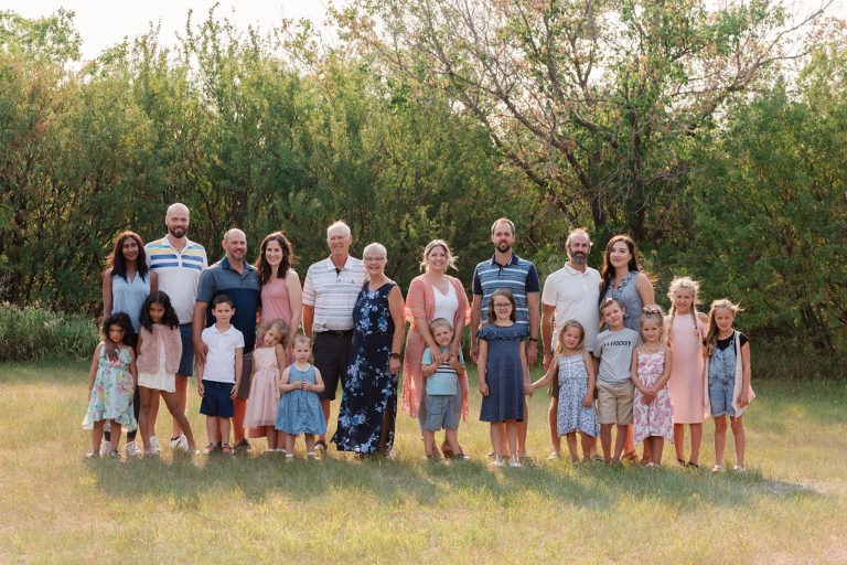 large extended family photo with lots of kids