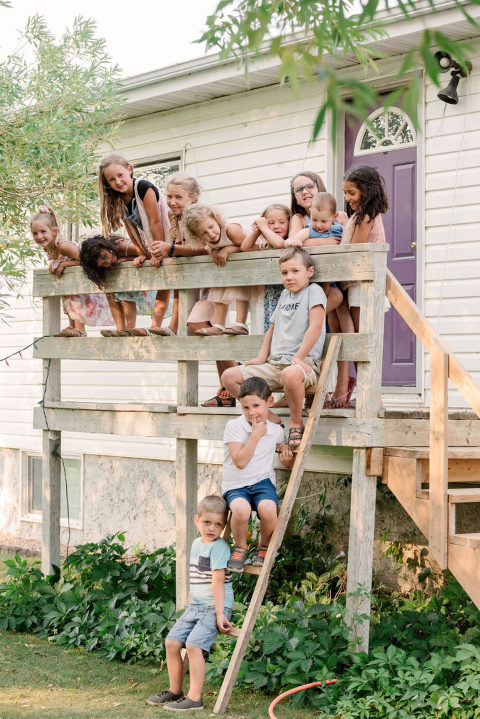 all the grandkids lined up on grandparents steps
